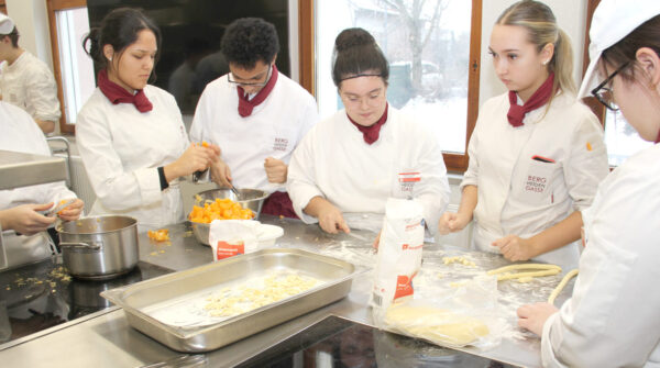 Mandarinen enthäuten und Teigmuscheln schneiden und formen