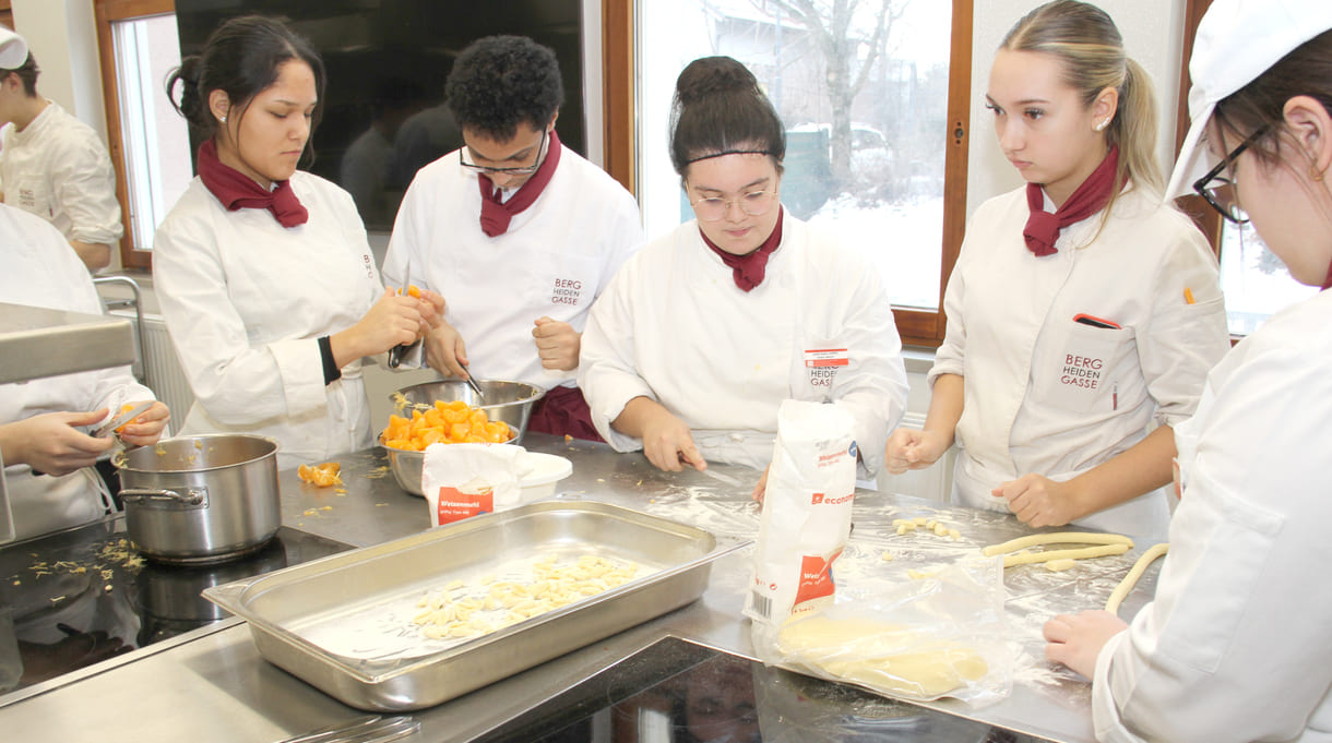 Mandarinen enthäuten und Teigmuscheln schneiden und formen