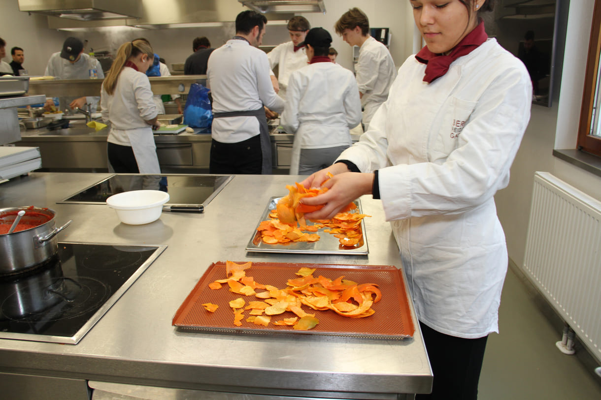 Mandarinenschalen werden getrocknet und zu Chips erhitzt