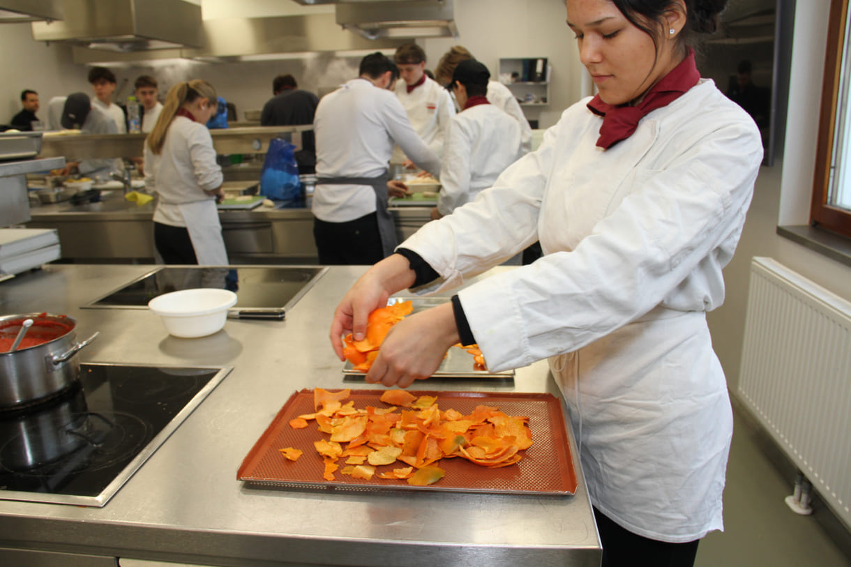 Mandarinenschalen werden getrocknet und zu Chips erhitzt