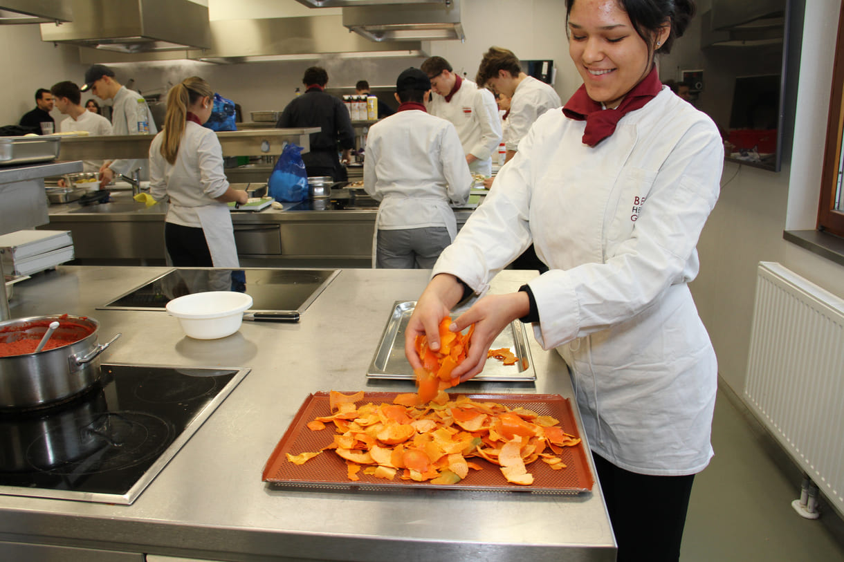 Mandarinenschalen werden getrocknet und zu Chips erhitzt