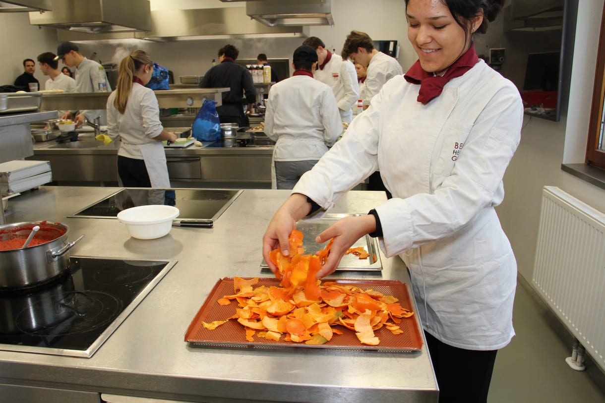 Mandarinenschalen werden getrocknet und zu Chips erhitzt