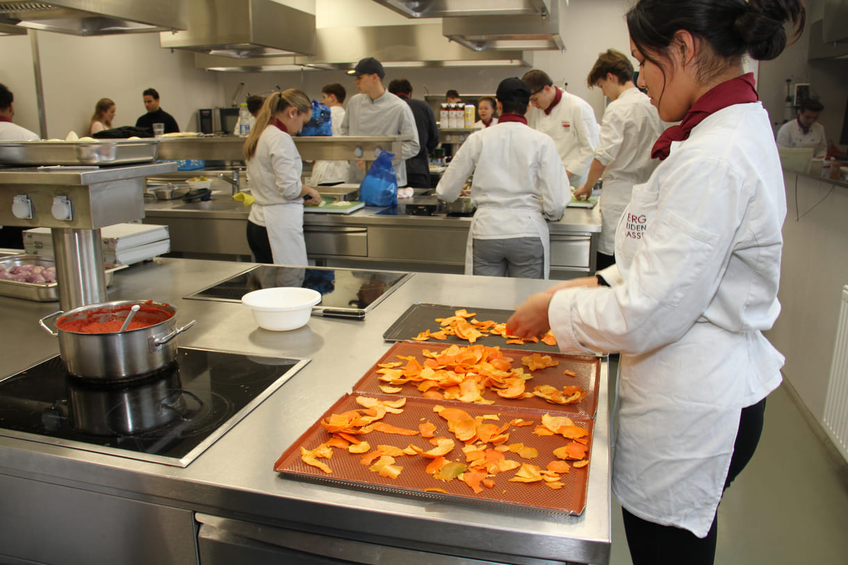Mandarinenschalen werden getrocknet und zu Chips erhitzt