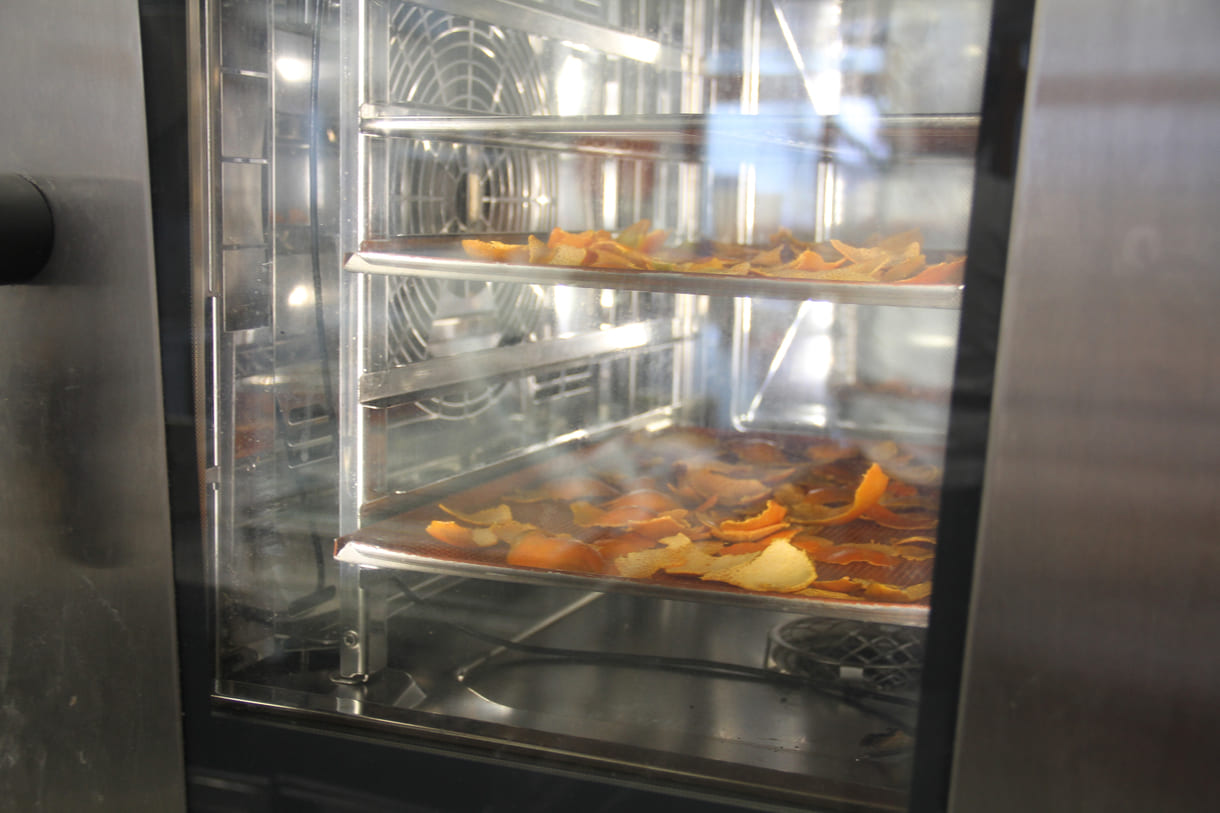 Mandarinenschalen werden getrocknet und zu Chips erhitzt