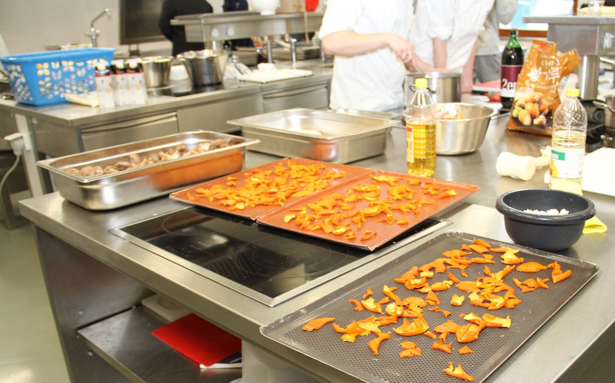 Mandarinenschalen werden getrocknet und zu Chips erhitzt