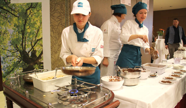 Mandeln - angebraten, in Schoko getaucht und in Kakaopulver gewälzt