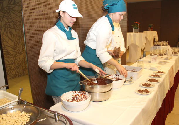 Mandeln - angebraten, in Schoko getaucht und in Kakaopulver gewälzt