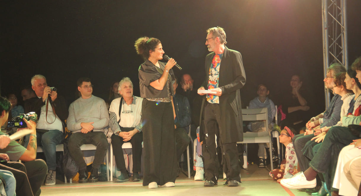 Manuela Smertnik, Geschäftsführerin der Wiener Jugendzentren, und der Modekünstler Leo Oswald, der Kids in Fashion erfunden hat und das Projekt nach wie vor leitet, bedankten sich bei allen Mitwirkenden, vor allem hinter den Kulissen, die die gesamte Show erst möglich gemacht haben