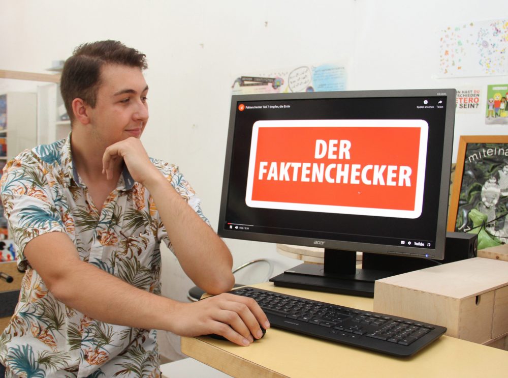 19-jähriger Marcel Asanović und die Seite mit seinen Videos auf em PC-Monitor
