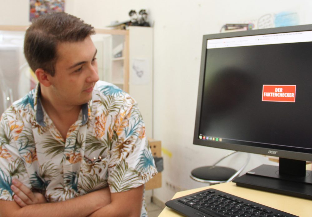 19-jähriger Marcel Asanović und die Seite mit seinen Videos auf em PC-Monitor