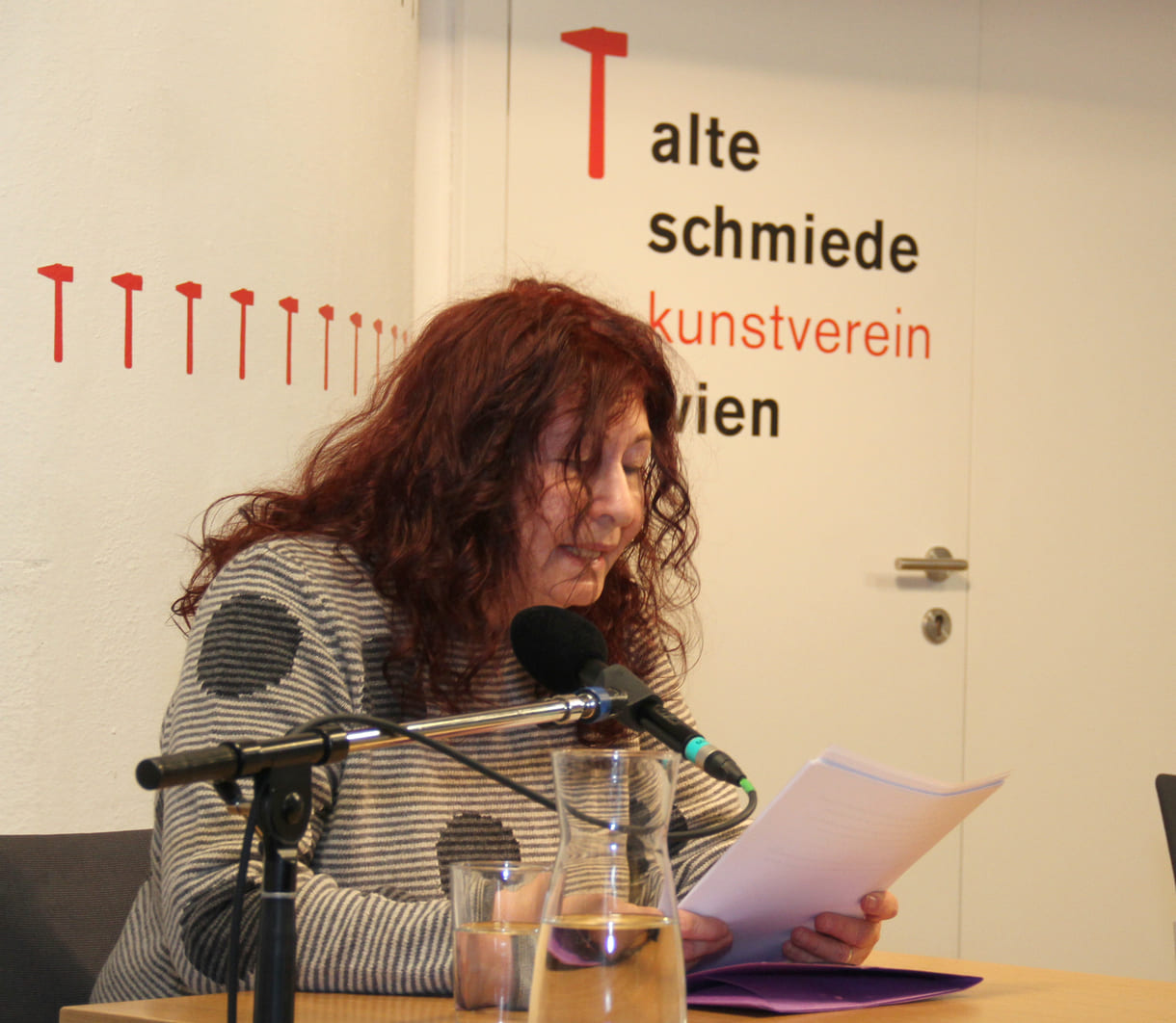 Schriftstellerin Margit Schreinber bei der abendlichen Lesung und den Bezügen ihrer Arbeit zu der von Renate Welsh