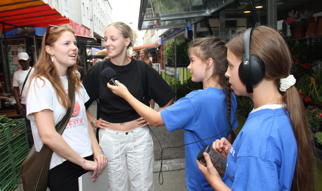 Junge Radiomacher:innen bei Interviews am Brunnenmarkt