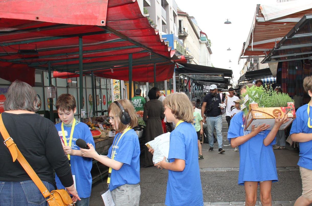Junge Radiomacher:innen bei Interviews am Brunnenmarkt