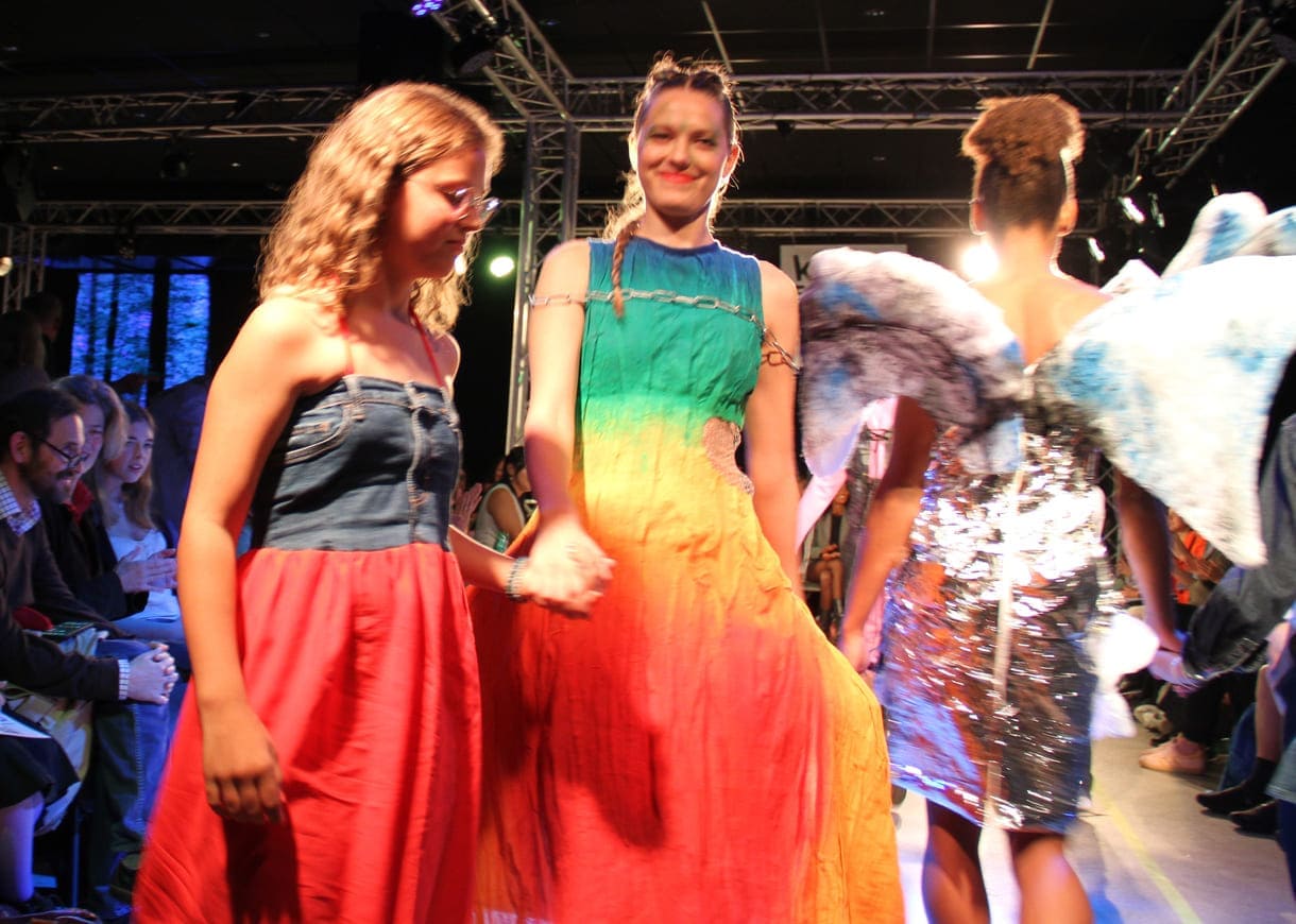 Desgner:innen, die bei der Show anwesend waren mit "ihren" Models auf dem Laufsteg