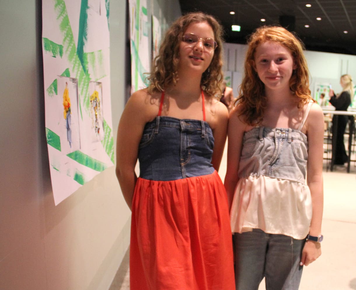 Marlene Thomas mit ihrer Freundin Elisabeth Erlacher, die wie die Designerin ein Upcycling-Oberteil der Hauptpreisträgerin anhat.