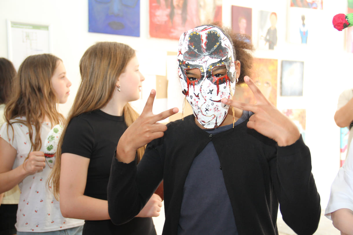Eine weitere Maskenkünstlerin