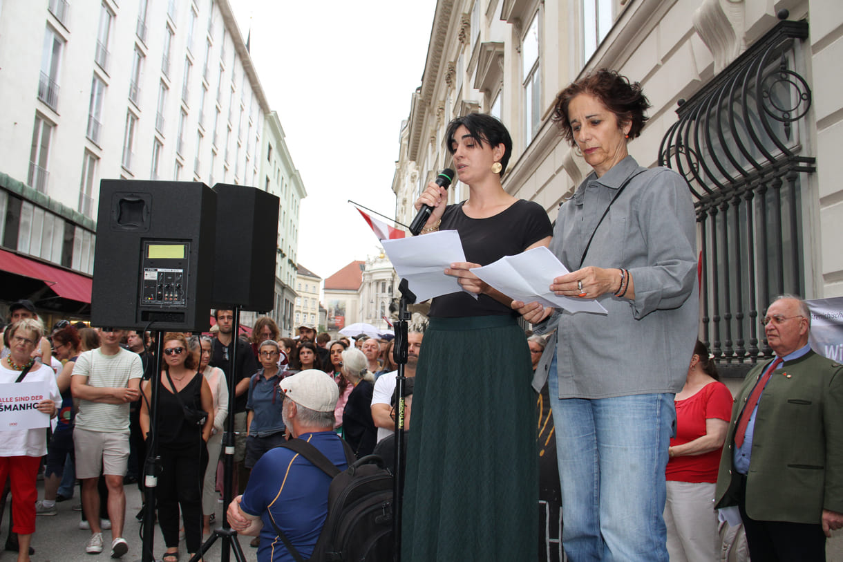 Redner:innen bei der Kundgebung vor dem Innenministerium in der Wiener Herrengasse