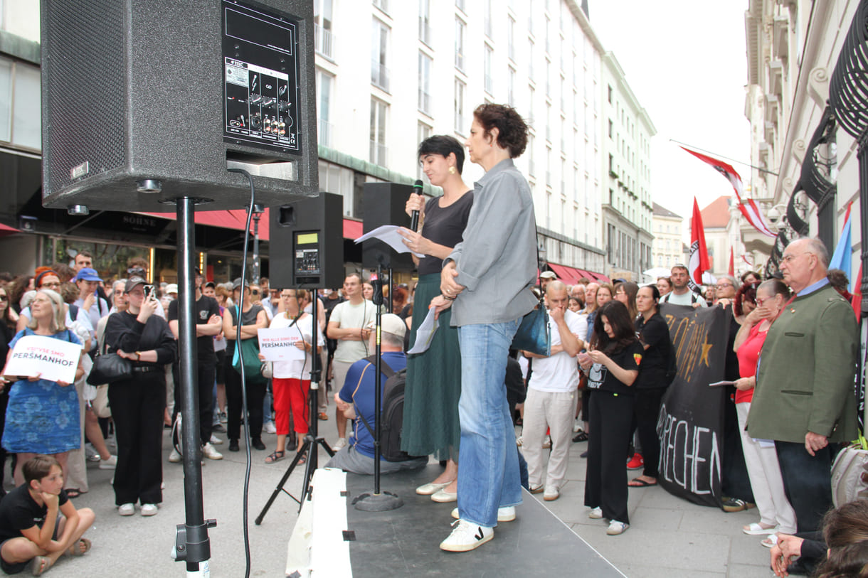 Redner:innen bei der Kundgebung vor dem Innenministerium in der Wiener Herrengasse