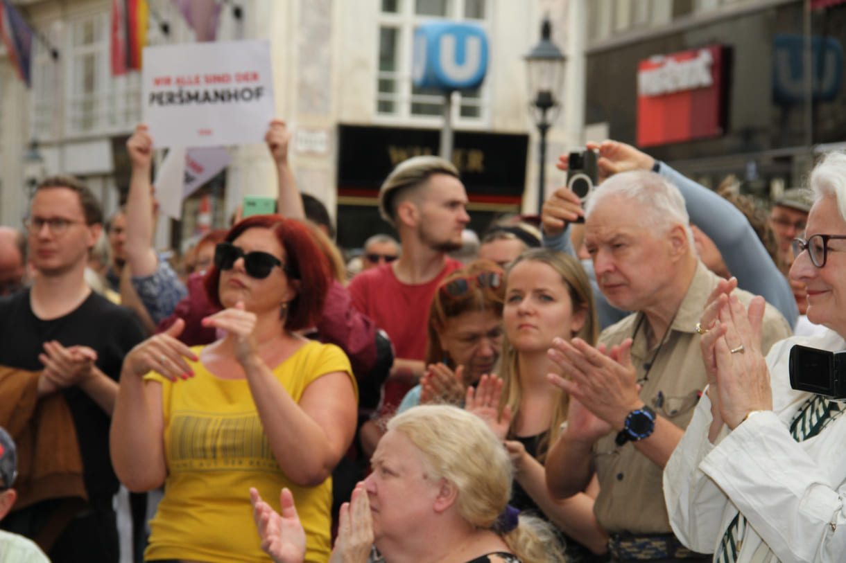 Redner:innen freuten die Massen, wenngleich sie auch bedauerten, dass so ein protest notwendig geworden ist