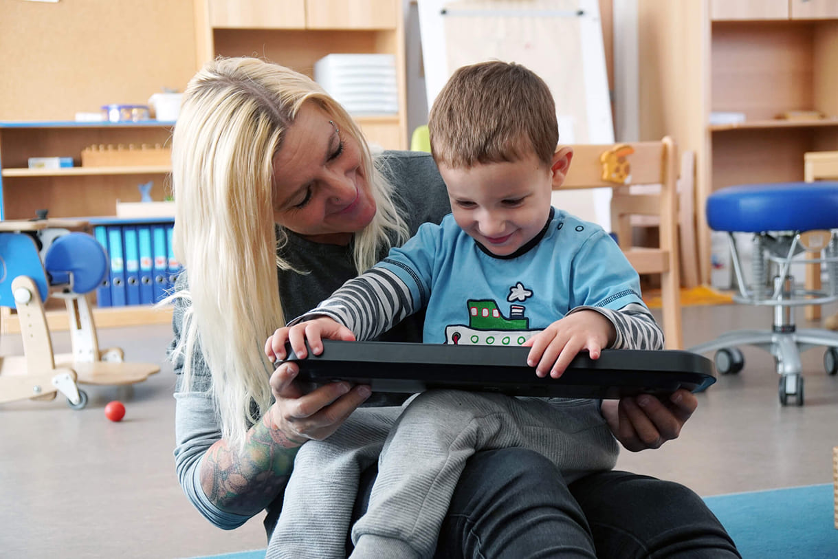 Hoffnungsträger:innen: Matteo und die Kindergartenpädagogin Claudia