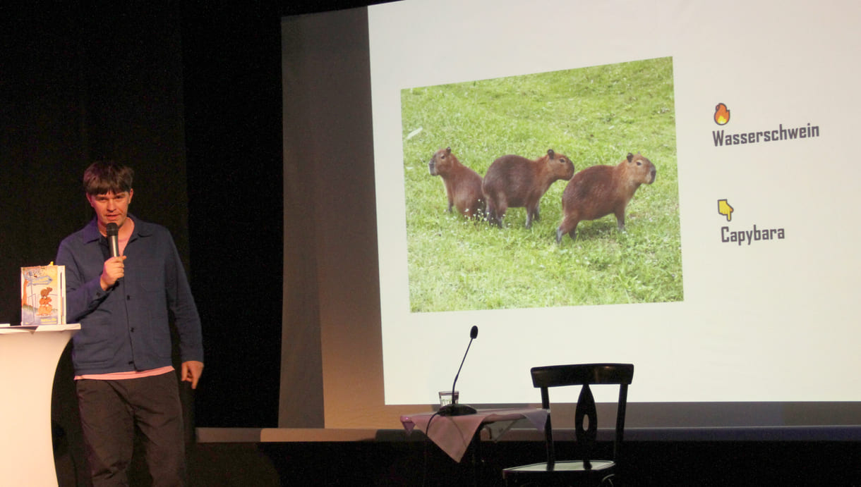 Der Autor mit einer der Erklär-Folien zu seinen tierischen Hauptfiguren