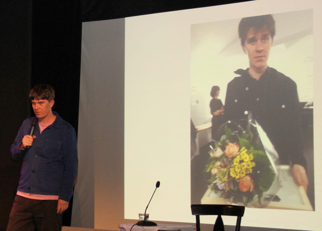 Matthäus Bär bei der jüngsten Dixi-Kinderliteraturpreis-Veranstaltung und im eingeblendeten Foto vor fünf Jahren, als er Preisträger war