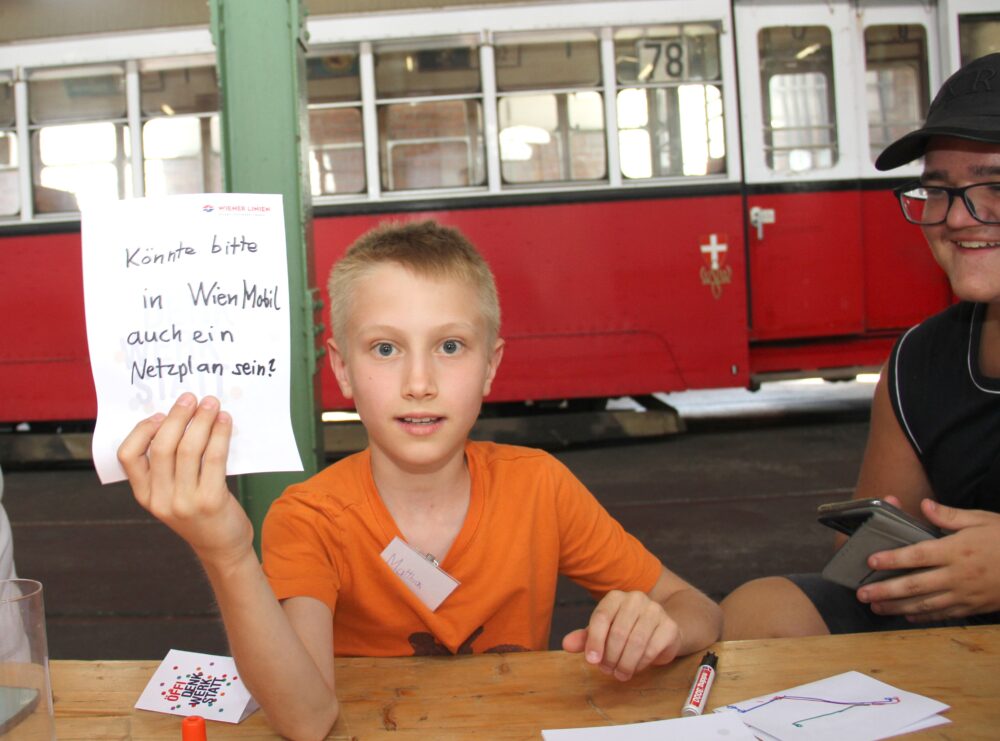Junge Ideen-Geber:innen zwischen (ur)alten Straßenbahnen
