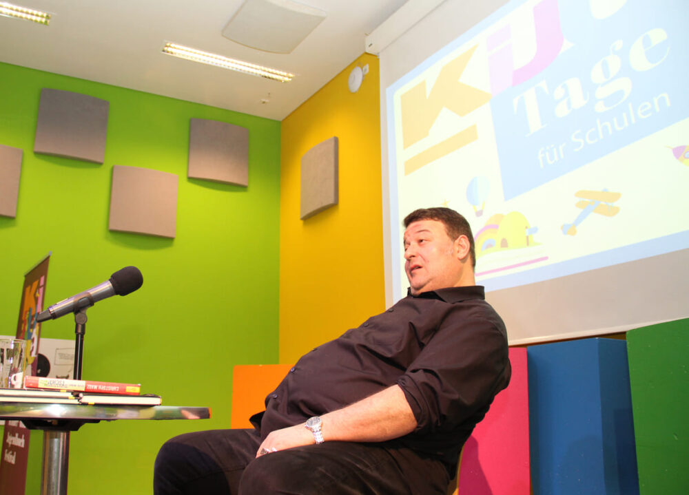 Christoph Mauz, der auch das Kinder- und Jugendbuch Festival (KiJuBu) in St. Pölten leitet, las und performte zum Auftakt des ersten (Schul-)Tages 2023 rund ums ein Buch 