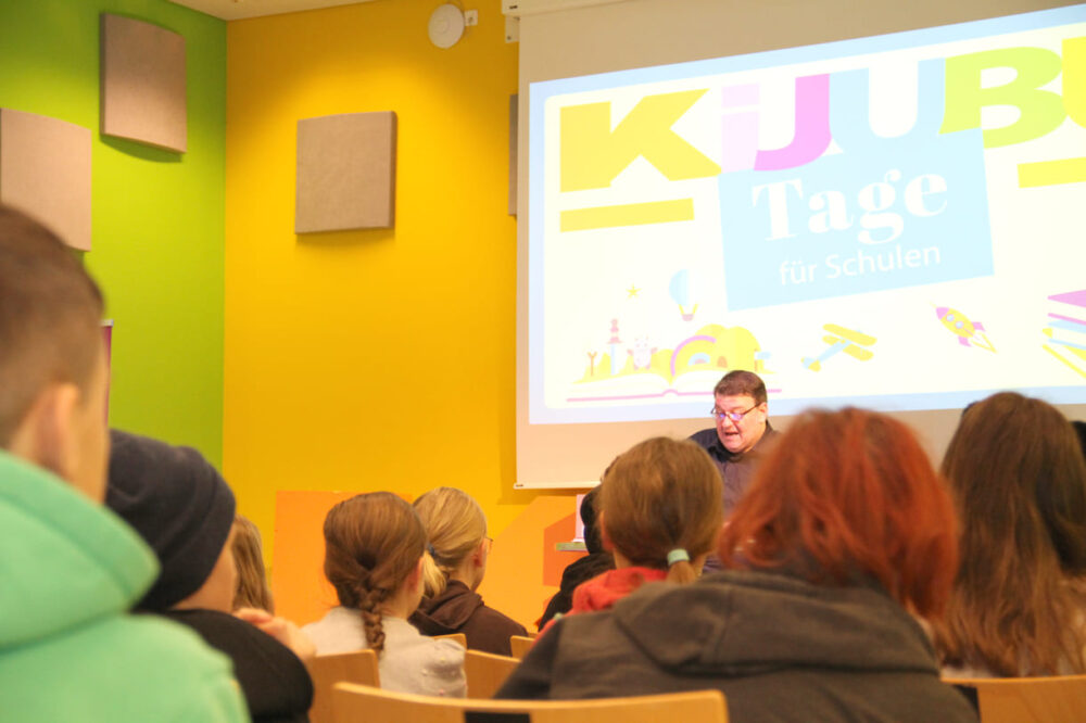 Christoph Mauz, der auch das Kinder- und Jugendbuch Festival (KiJuBu) in St. Pölten leitet, las und performte zum Auftakt des ersten (Schul-)Tages 2023 rund ums ein Buch 
