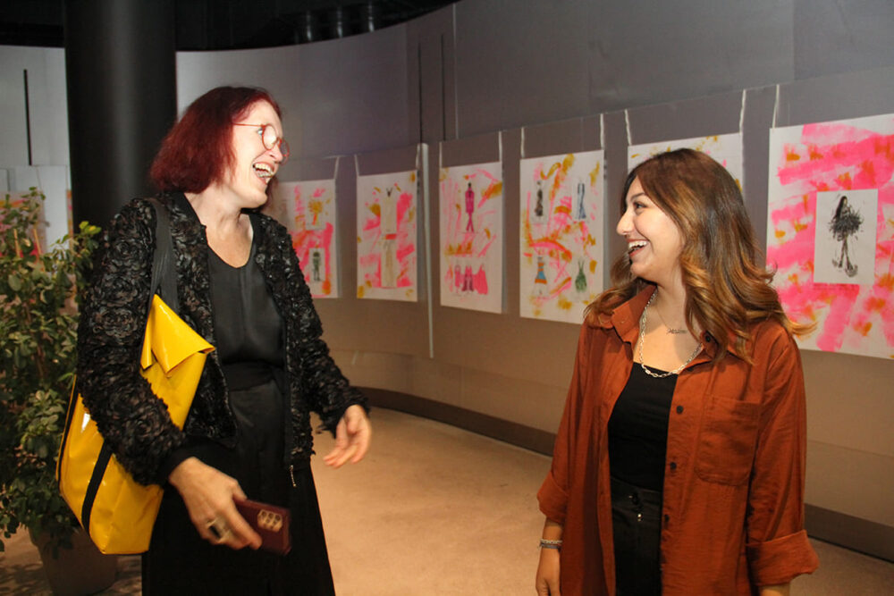 Medine Altundaş und eine ihrer Modeschule-Lehrer:innen