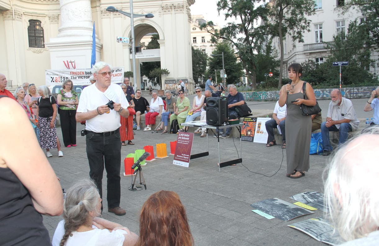 Blick auf die Gedenk-Kundgebung am Karlsplatz (Wien, 2026)