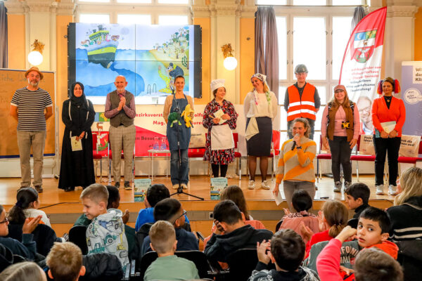 Sie haben aus Nöstlingers „Jeden Morgen um 10“ Kindern zweier Volksschulen vorgelesen: David Beraha (Erzähler / Deutsch), Wessam Al Omar (Schneiderin / Arabisch), Toby McManus (Pfarrer / Englisch), Elcin Ererdal (Gemüsefrau / Türkisch) Jelena Pekez (Bäcker / BKS – Bosnisch / Kroatisch / Serbisch), Natalie Kosch (Wirtin / Polnisch), Peter Haunschmied (Baumeister / Albanisch), Elena Spirea (Wanderin / Rumänisch), Atiyeh Mohitiasli (Hund Max / Farsi); Moderation: Kathrin Lipowec (Deutsch)