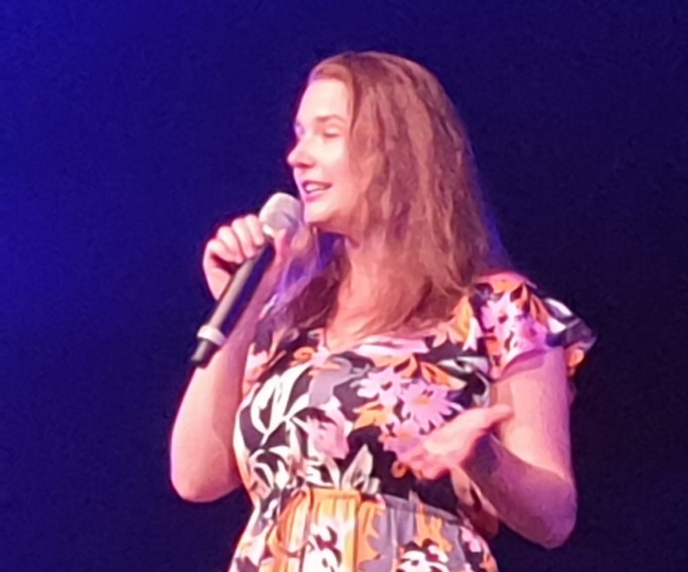 Kabarettistin Isabel Meili auf der Bühne im Schwechater Felmayergarten
