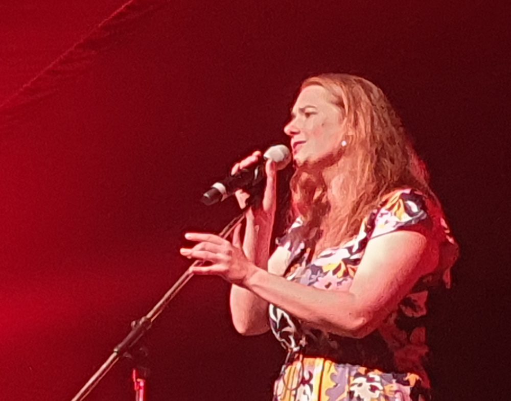 Kabarettistin Isabel Meili auf der Bühne im Schwechater Felmayergarten