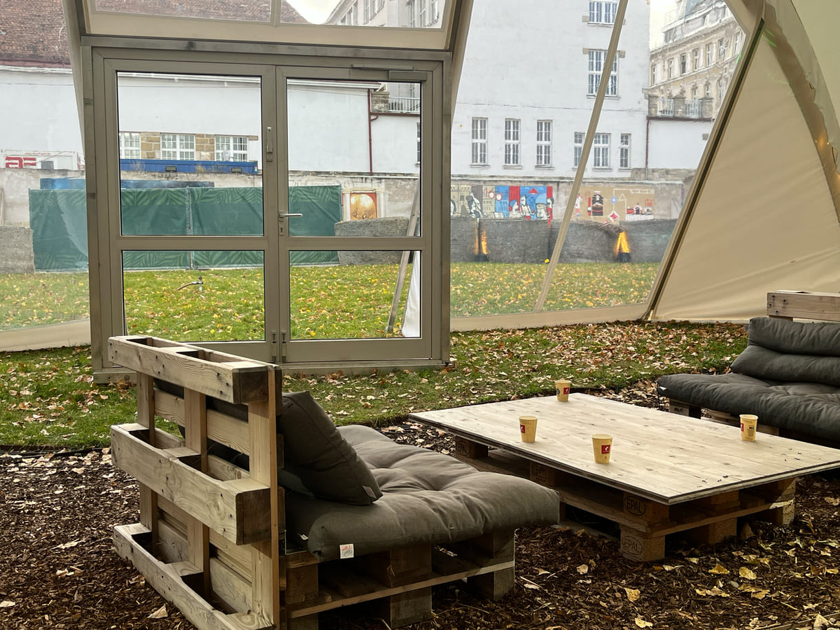 Blick aus einer naturnahen Ecke im Veranstaltungszelt