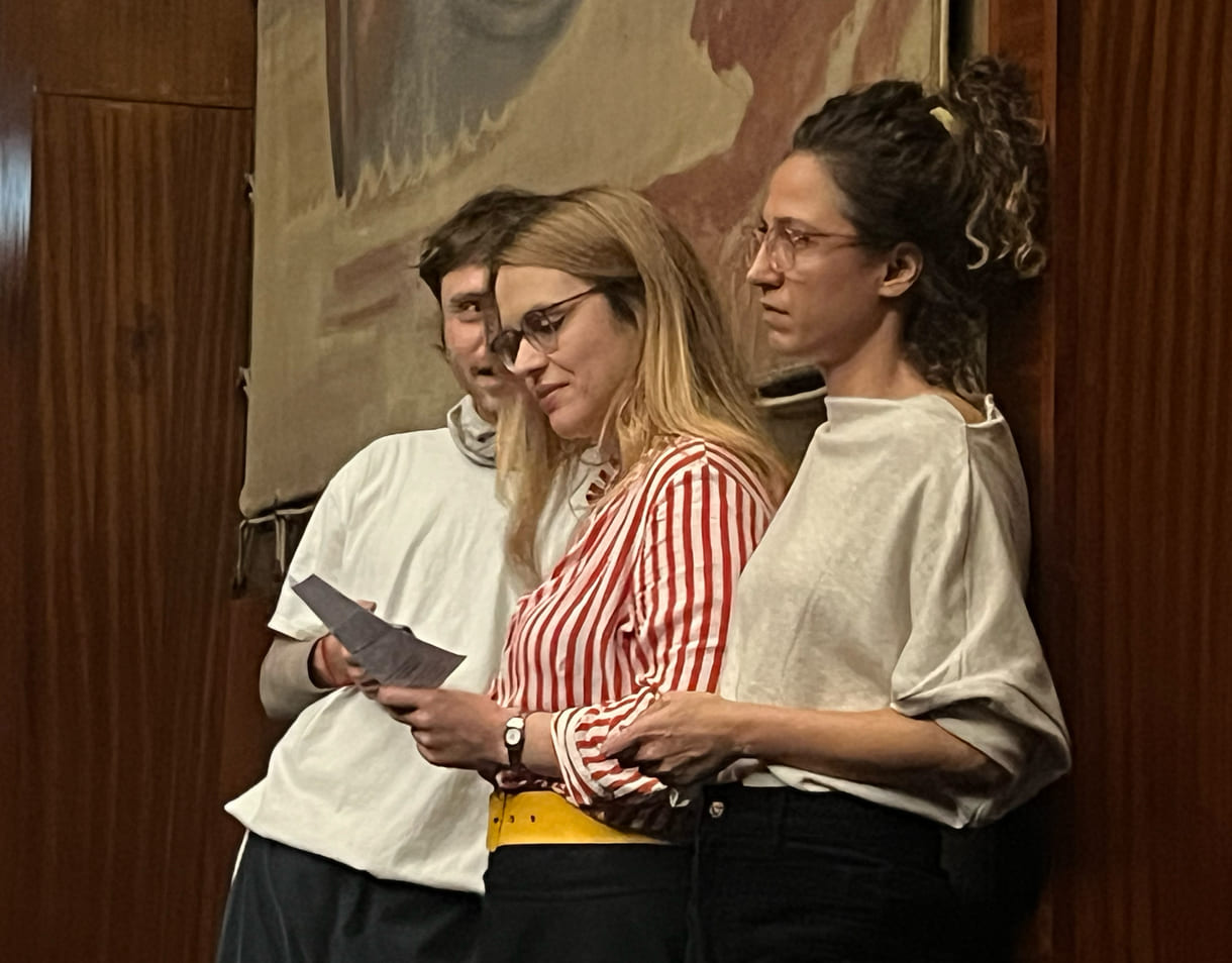 Melike Yağız-Baxant und Melina Cerha-Marcher sowie ein Kino-Mitarbeiter (von rechts nach links)