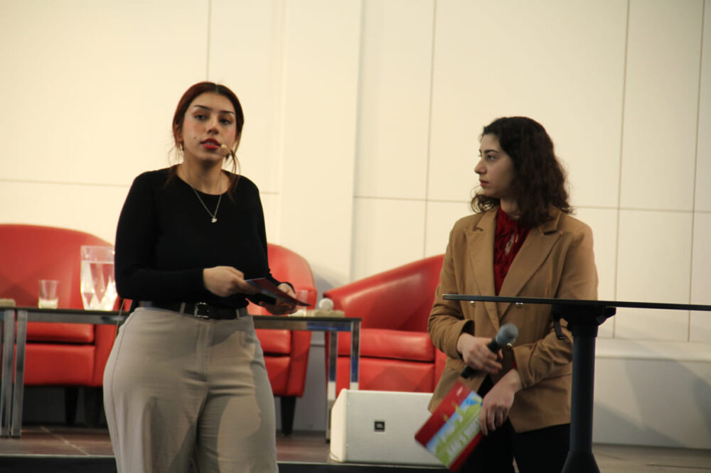 Melisa Mete und Banan Sakbani moderierten die Diskussion mit dem Publikum - und zitierten aus online eingegangenen Kommentaren - sie waren in früherenJahren Preisträgerinnen des mehrsprachigen Redebewerbs 