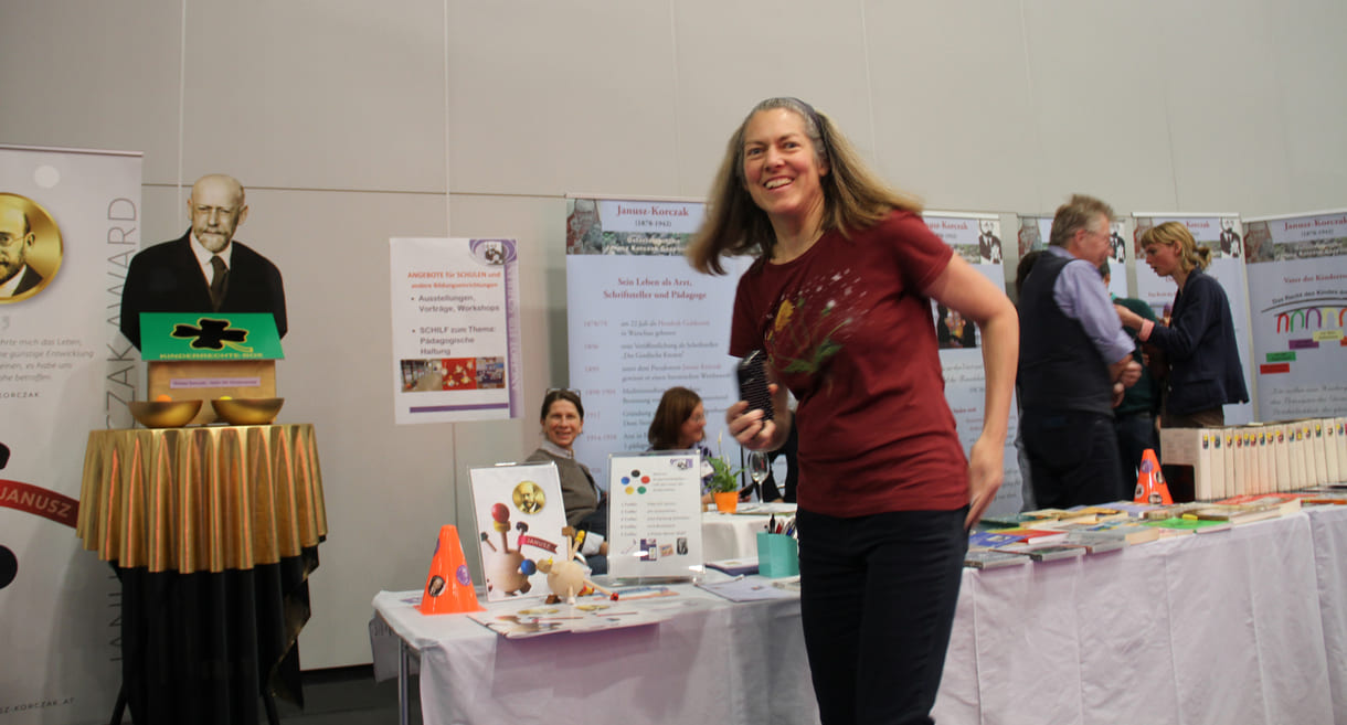 Lehrerin Ilka fotografiert die Gruppe der Schüler:innen, die unbedingt KiJuKU-heinz mit auf dem Foto haben wollte