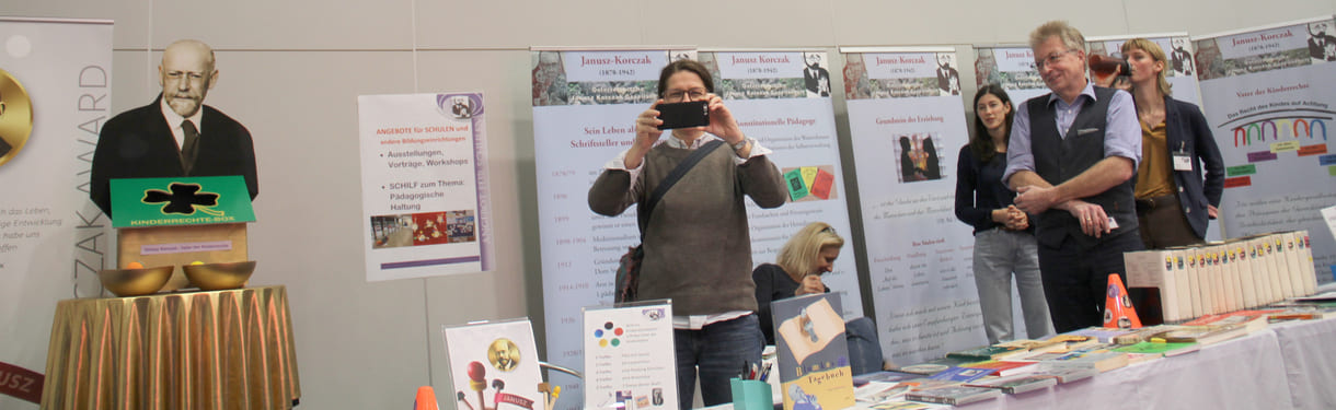 Freundlicherweise fotografierte eine der Mitarbeiterinnen am Stand der Jansuz-Korczak-Gesellschaft die Schüler:innengruppe samt Lehrerin und KiJuKU