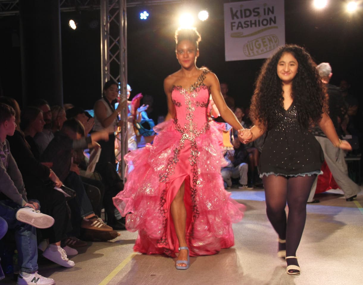 Desgner:innen, die bei der Show anwesend waren mit "ihren" Models auf dem Laufsteg
