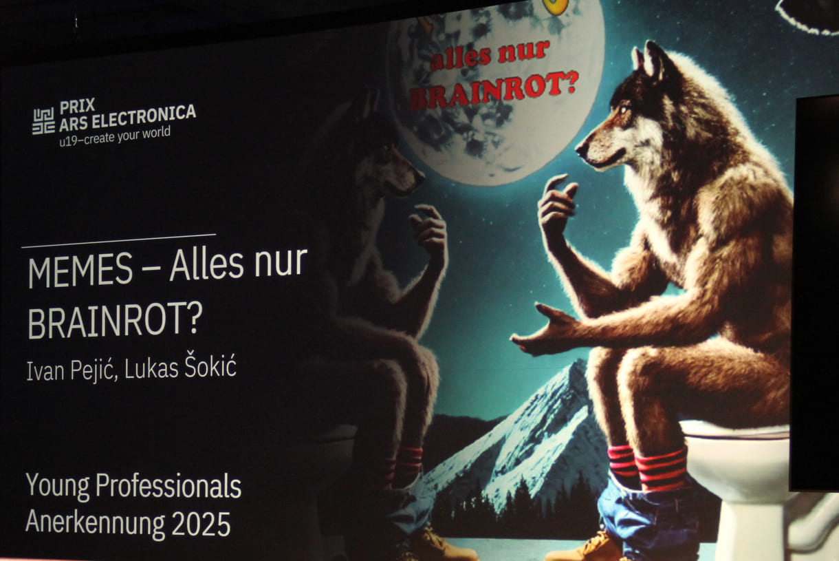 Preisverleihung an die Macher des Podcasts 