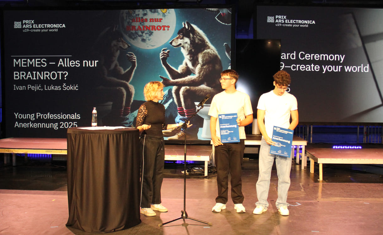 Preisverleihung an die Macher des Podcasts 