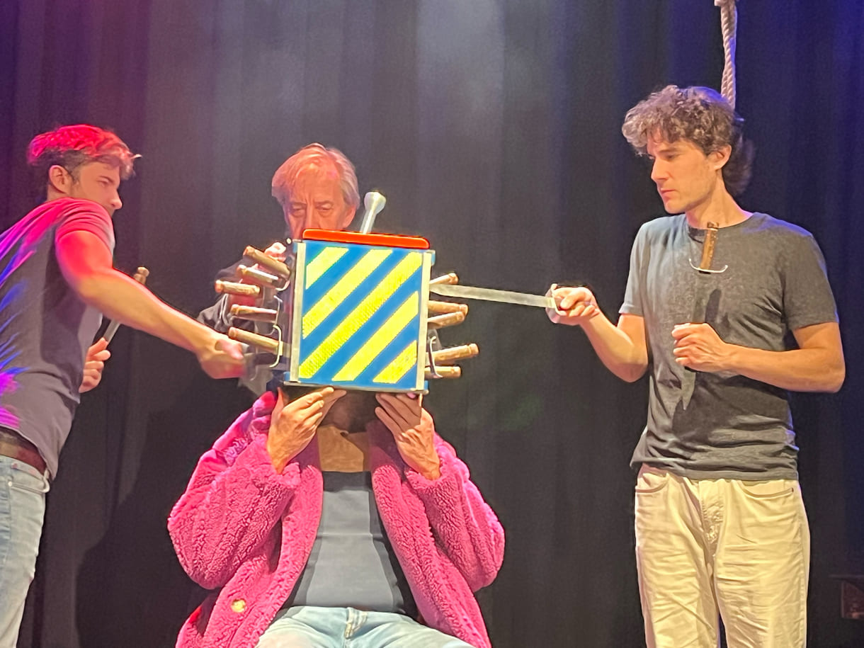 Grusel-Nummer - Messer durch eine Box, in der einer der Clowns seinen Kopf hat