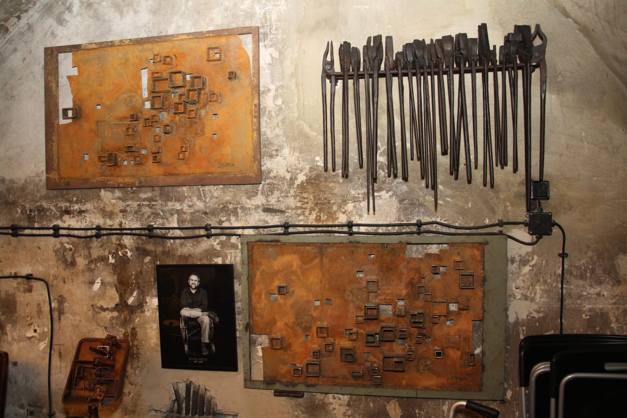 Das Veranstaltungszentrum hat viele Bezüge zur vorherigen Existenz als Schmiede - Kunstwerke und Werkzeuge aus Metall