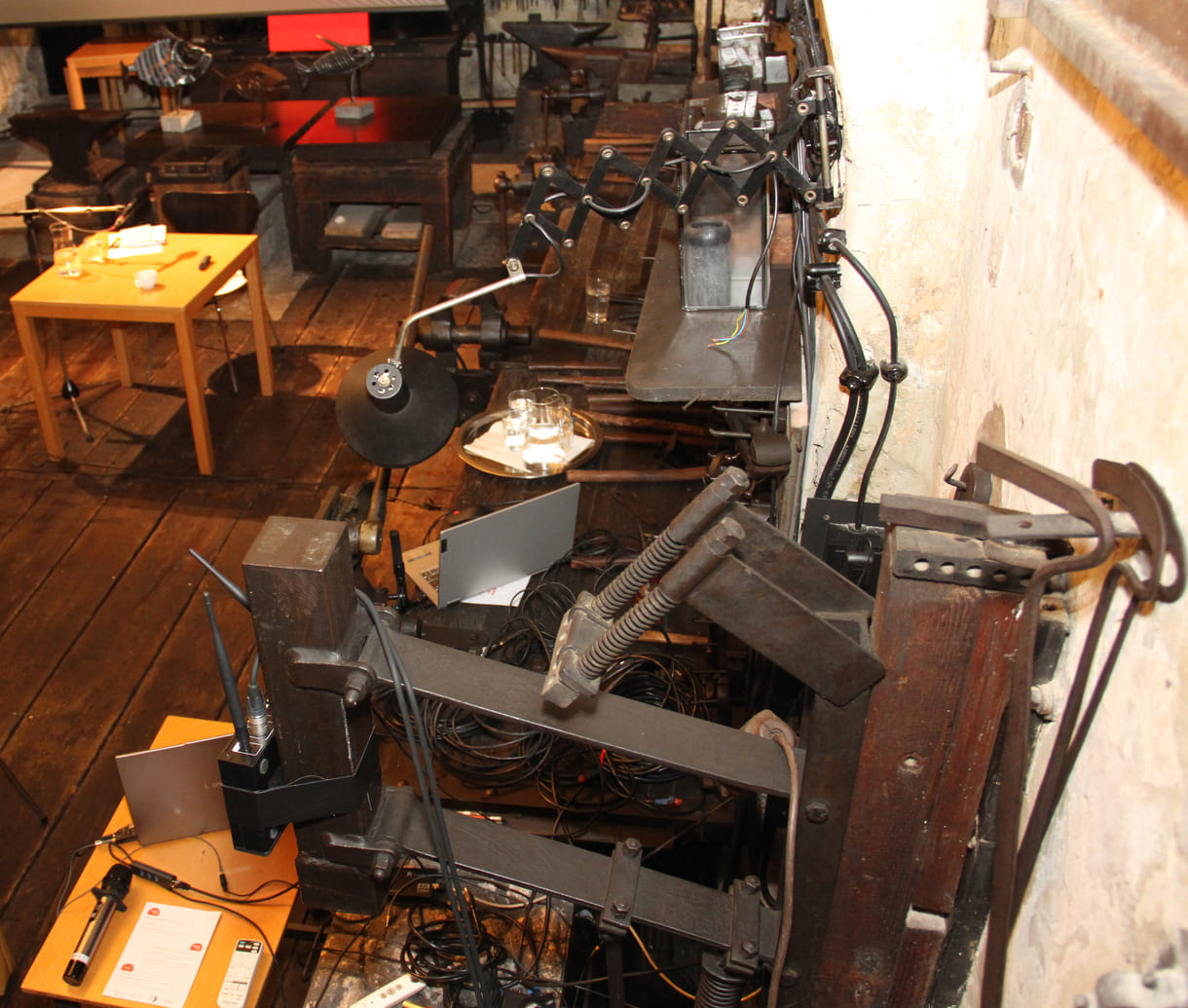 Das Veranstaltungszentrum hat viele Bezüge zur vorherigen Existenz als Schmiede - Kunstwerke und Werkzeuge aus Metall