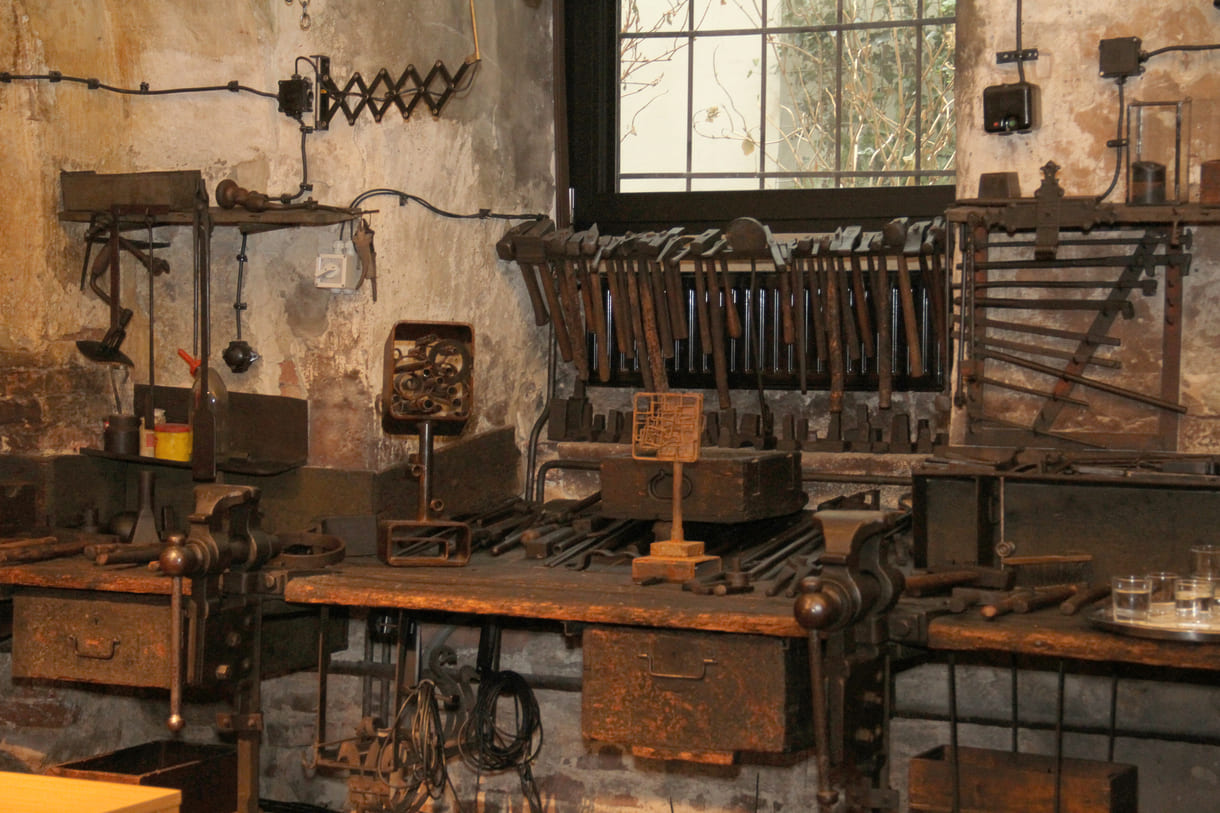 Das Veranstaltungszentrum hat viele Bezüge zur vorherigen Existenz als Schmiede - Kunstwerke und Werkzeuge aus Metall