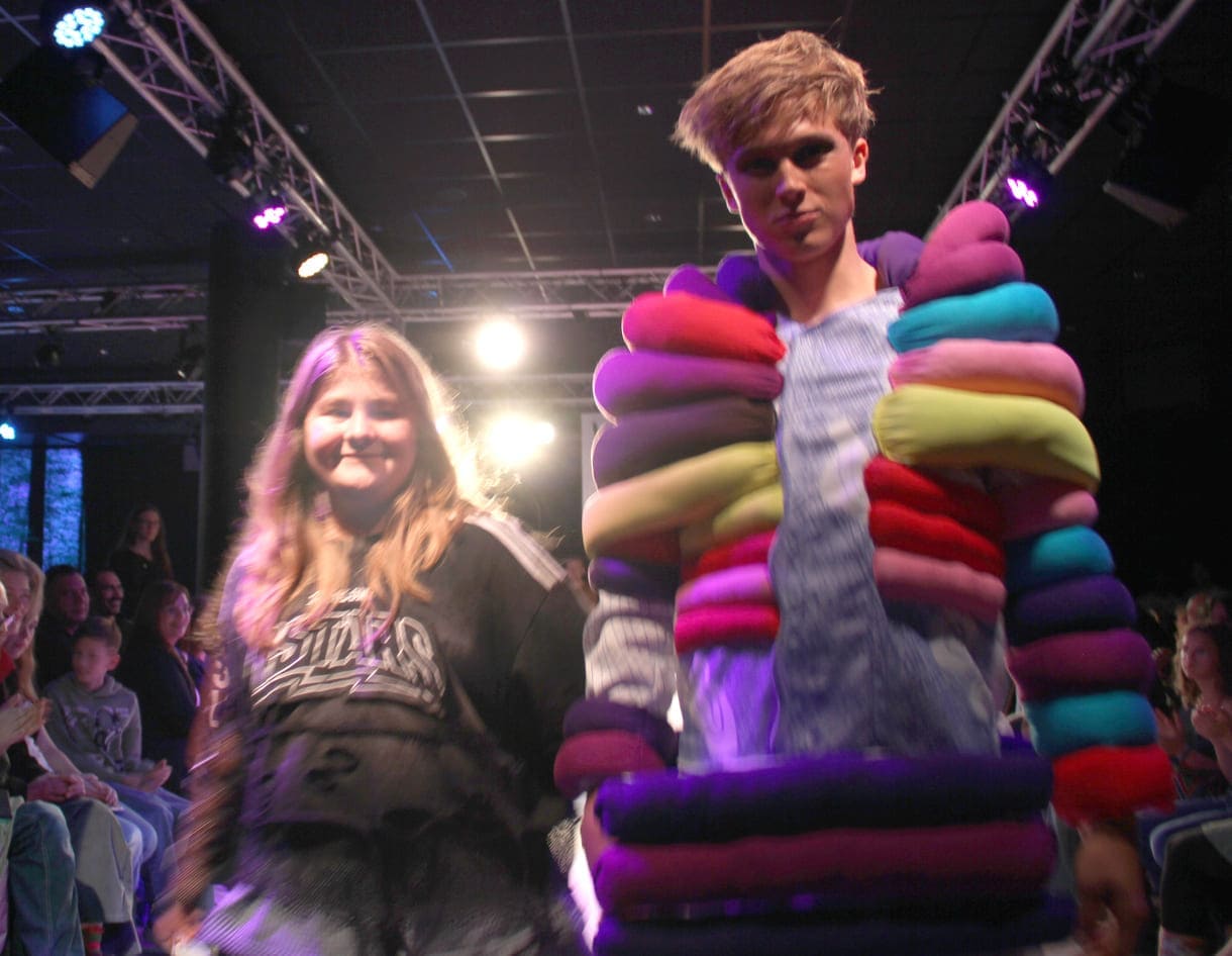 Desgner:innen, die bei der Show anwesend waren mit "ihren" Models auf dem Laufsteg
