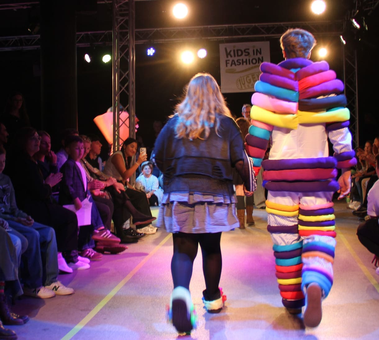 Desgner:innen, die bei der Show anwesend waren mit "ihren" Models auf dem Laufsteg