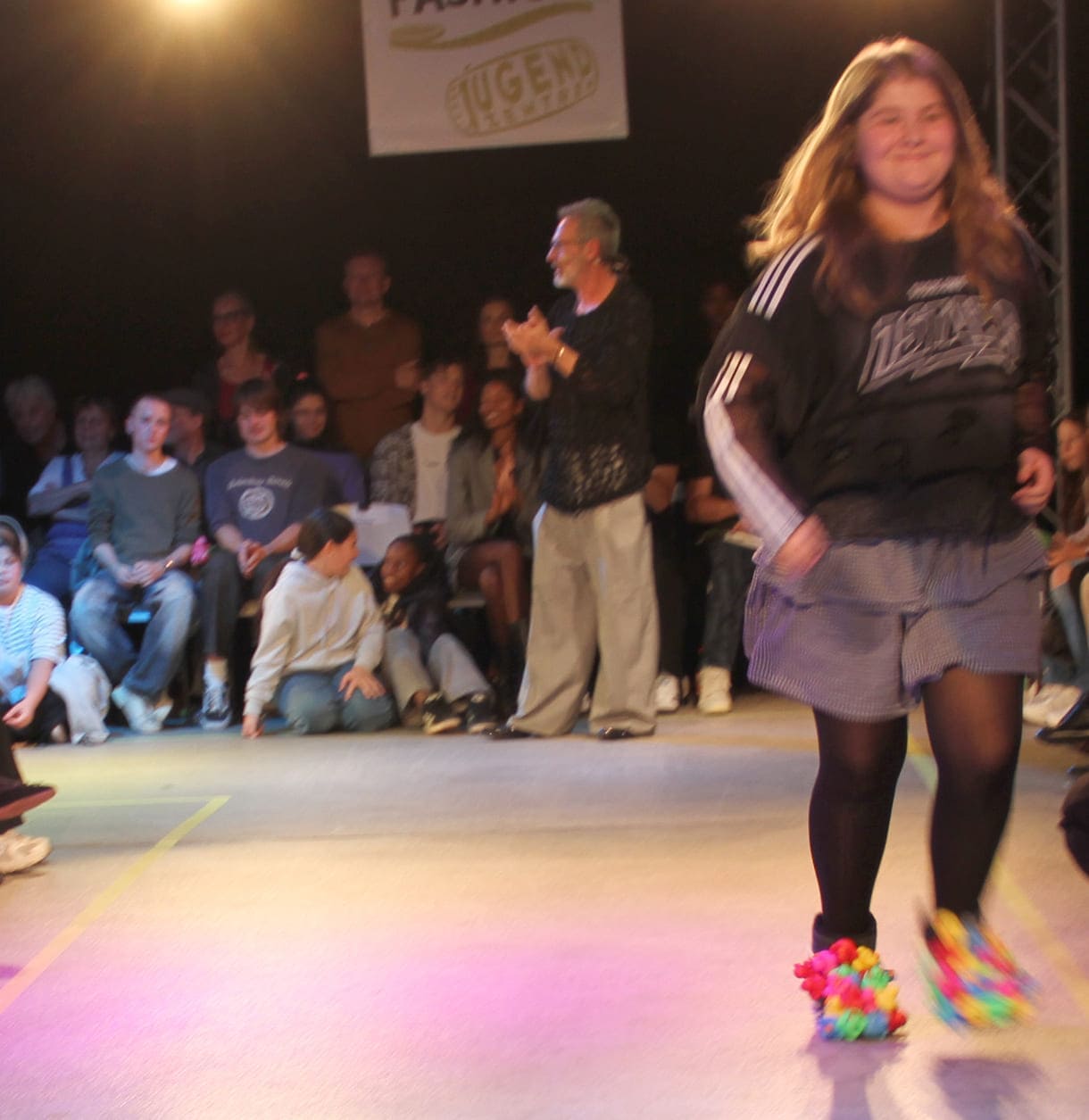 Desgner:innen, die bei der Show anwesend waren mit "ihren" Models auf dem Laufsteg