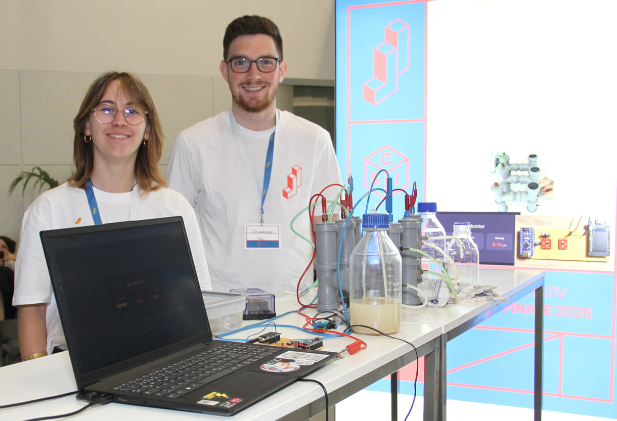 Jana Pfeiffer und Max Schneeberger mit ihrer Stromerzeugung - aus hygienischen Gründen beim Jugend-Innovativ-Finale nicht aus organischem Abfall, sondern aus einer Hefe-Zucker-Lösung